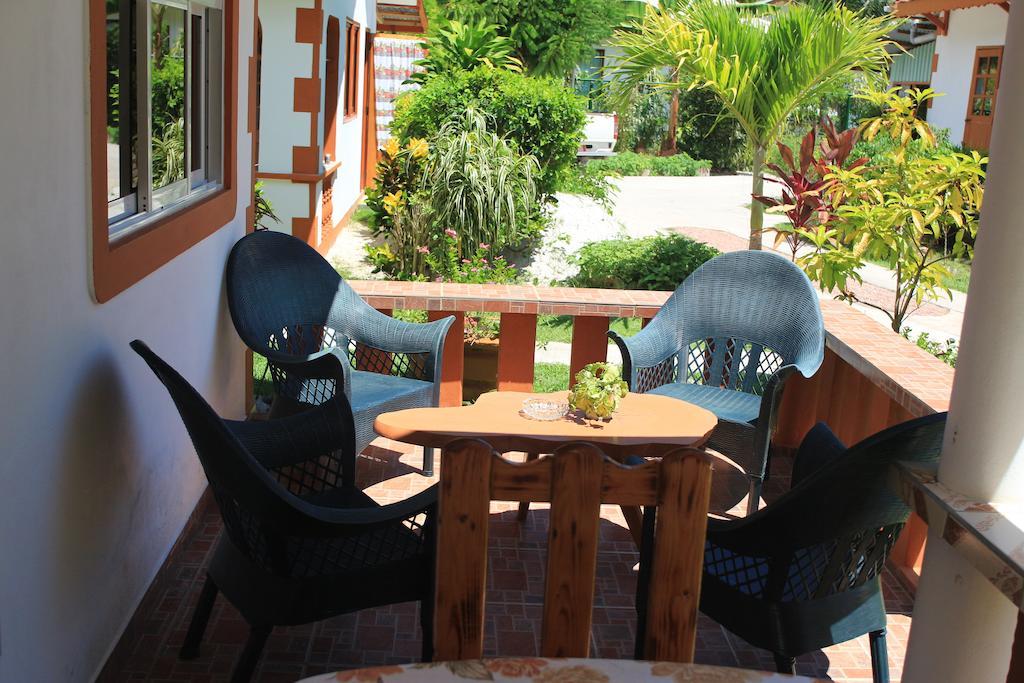 Veronic Self-Catering Guest House La Digue Rum bild