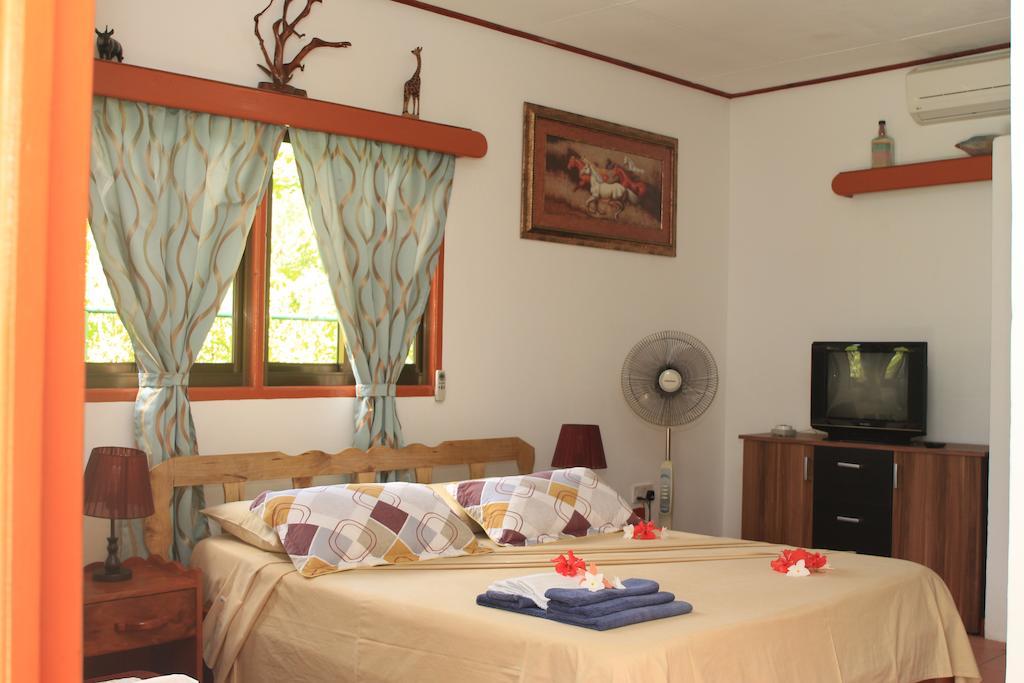 Veronic Self-Catering Guest House La Digue Rum bild